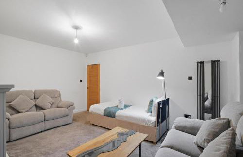 Spacious Modern 4BR Home 2 Luxury Bathrooms Private Parking Near M54, M6, JLR & WV1 - Foto 13