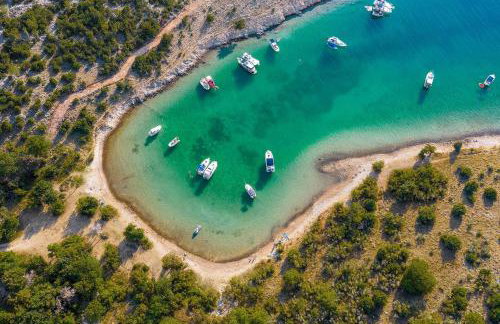 Villa Mirakul, new modern villa with swimming pool, close to the beach, children playroom, quiet area- by TRAVELER tourist agency Krk - ID 2680 - Foto 12