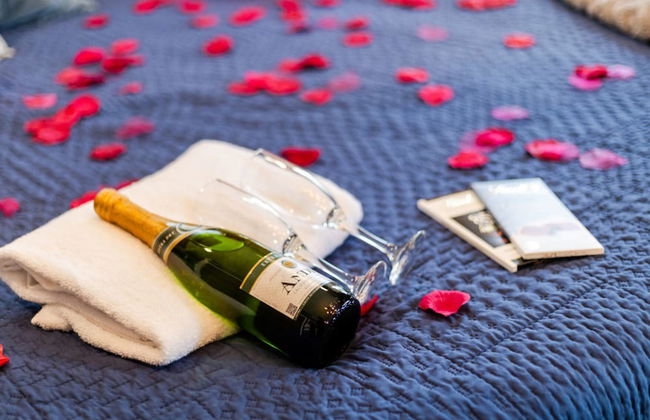 Romantic Cabin Retreat By Ghosal Luxury Lodging - Photo 31