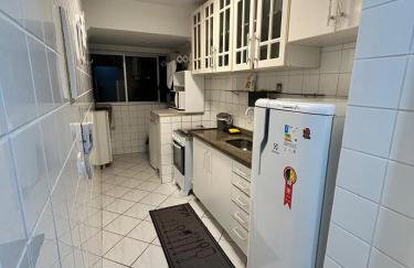 Apartamento familiar com dois quartos, ambientes climatizados, próximo a Roda Gigante de BC - Foto 3