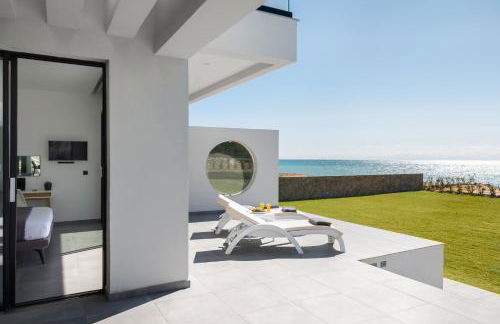 Seafront Villa Nafsika - Private Heated infinity Pool - Direct access to the beach - Play area - Foto 4