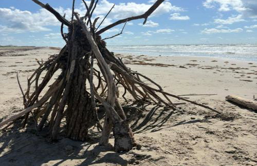 4BR Boutique Coastal Home, Walk to Beach and The Strand, Sleeps 10 - Foto 53