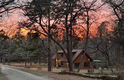 Cozy Cabin on Route 66 with Hot Tub- Edmond, OK - Foto 8