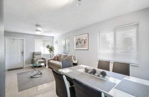 Roxanas 3bed 2bath Home with Modern Interior and BBQ Backyard - Photo 16