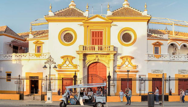 Seville Private Tuk-Tuk Tour - Foto 2, The tuk-tuk infront of the Maestranza in Seville