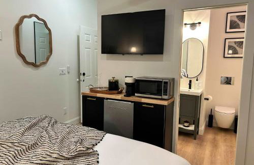 Stylish King Suite-FP-Hot Tub-Walk to All In OT - Photo 8