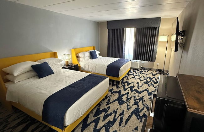 Lighthouse Inn & Suites - Photo 28