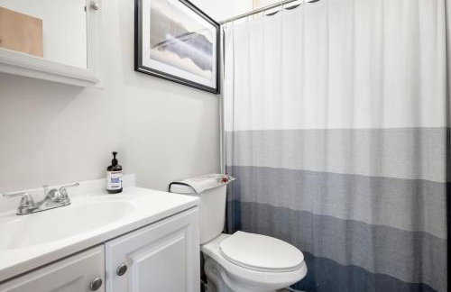 Cozy Cabin w Lake, Hot Tub, Huge Deck & Fire Pit - Foto 28