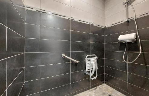 Amazing Home In Neuilly Le Vendin - Photo 28