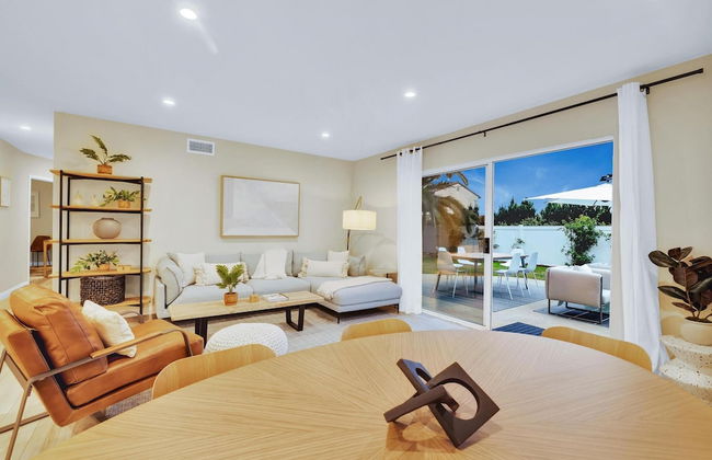 Designer Coastal Paradise w Pool - Steps to Beach - Foto 9