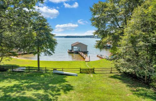 Lakeside Lodge - Lakefront home with private dock & hot tub - Foto 34