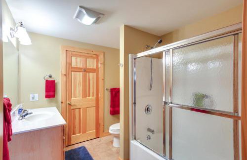 Lake View Champlain Home with Hot Tub and Sauna! - Foto 23