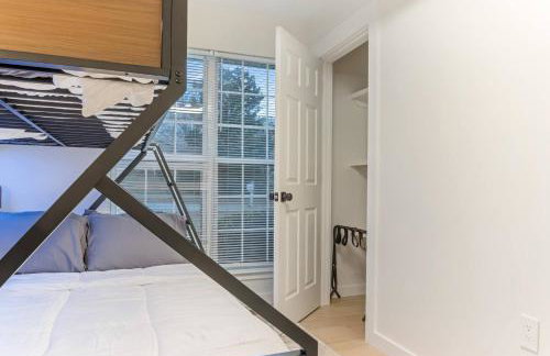 Sleeps 12 | 2 Kings w/ Ping-Pong, Gym, Arcade, BBQ - Foto 23