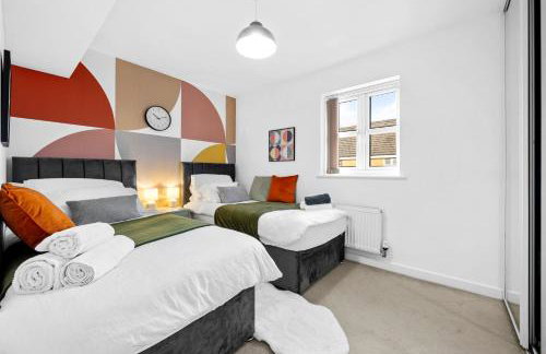 Stylish 3BR Home - Sleeps 7 - 15 Min to City Centre, Parking Garden & Fast Wi-Fi - Foto 24
