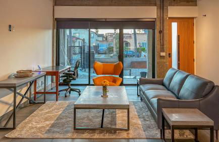 NEW Luxury Concrete Home Just Minutes from the Beach - Foto 15