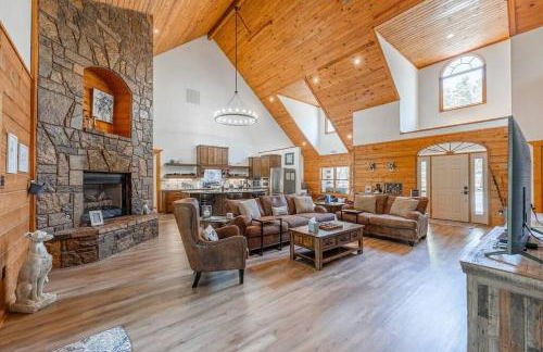 Luxe Hot Springs Cabin w/Pond and Game Room! - Foto 12