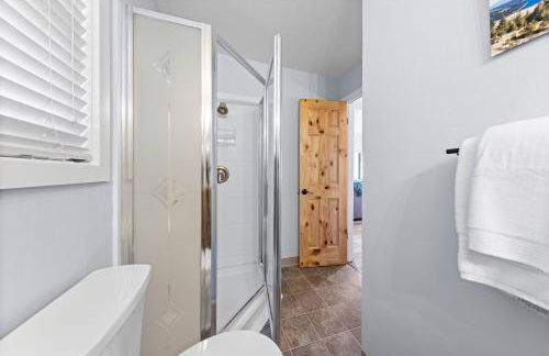 Sandy Cove on the North Shore -Lakeside Cottage with Pier Beach, and HOA Amenities - Foto 8