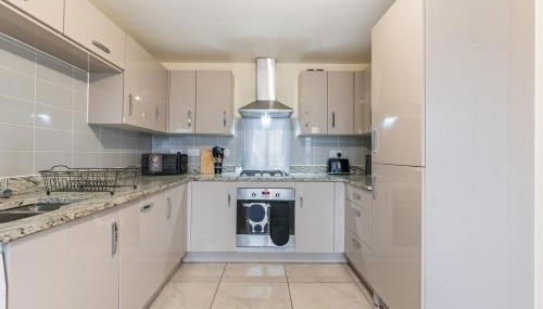 Spacious 4-Bed Home Near Cribbs & Bristol - Foto 4