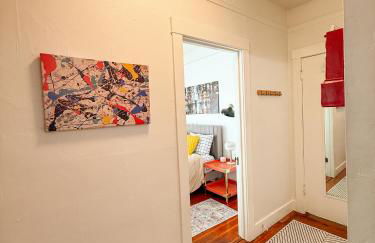 Bright, Modern & Artsy Space - Photo 14