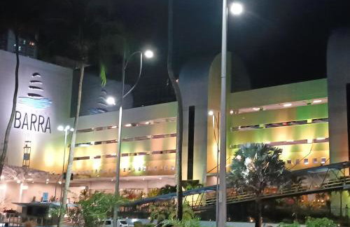 Barra - Espaçoso Apt frente Shopping Barra - 100 m2, 2 quartos, varanda, sala, banheiro e cozinha completa, 2 camas casal, 1 cama de solteiro, 1 sofá cama - Foto 50