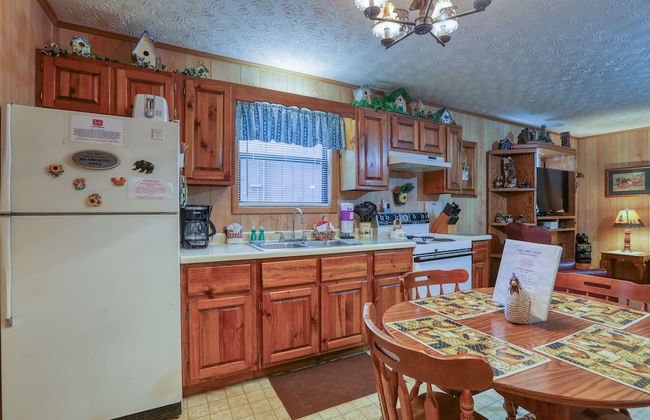 Whispering Creek - 2 Bedrooms, 1 Baths, Sleeps 6 Cabin by RedAwning - Foto 4