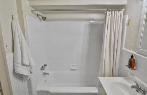 Historic Courthouse View- Chic Suite on Riverwalk - Foto 8