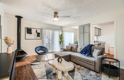 Your Modern King Suite Getaway - Sleeps 4 - Pool, Prkg - Foto 31