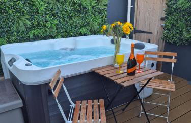 JUNGLE HOT TUB, games room, near eateries, micro brewery, pubs, beauty salons and boutique shops, Argyle, free Netflix, in the heart of Plymouth - Dogs welcome - Hosted by Absolute Accommodation Plymouth - Foto 54