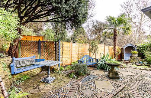 Elegant Highgate Garden Retreat - Photo 33