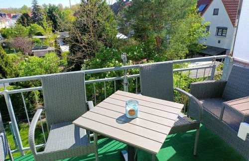 D-Quadrat FeWo "Doni" für Familien, Geschäftsreisende und Urlauber, mit 3 Zimmern, Tageslichtbad, Südbalkon und Kingsize-Betten, für bis max 6 Erwachsene und 2 Kleinkinder - Foto 5