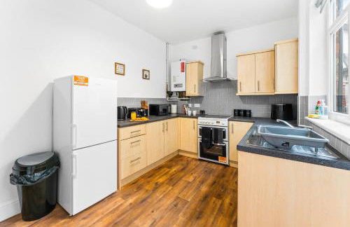 Comfortable 4 Bed Home - Free Parking & Fast WiFi - Foto 43