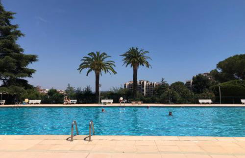 Cannes Marina Résidence Le Surcouf - Studio de 28m2 au 10ème étage avec piscine, terrasse, parking, vue montagne et port : Mandelieu-La Napoule - Foto 8