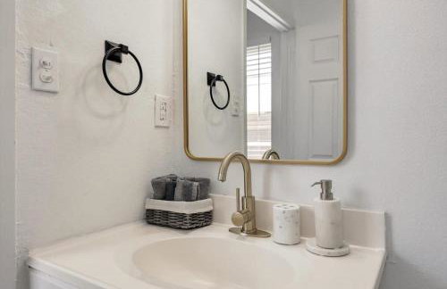 Luxury 4Bed 2Bath Hidden Gem w Backyard Oasis - Foto 17