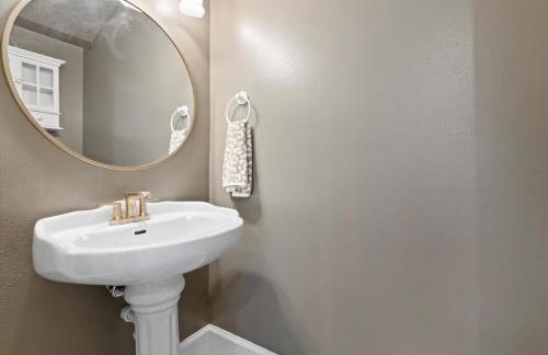 4 Bedroom 3 Story Townhouse with Free Parking - Foto 20