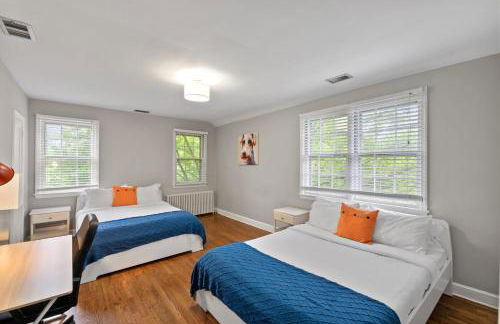 Stately 5BR Historic Retreat - CozySuites - Foto 13