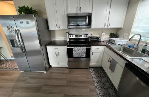 Peaceful Lakeside Retreat - Cozy 3BR Waterfront Home - Foto 40