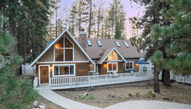 Hartwood by Avantstay Cozy Big Bear Abode w/ Spacious Deck & Stone Fireplace - Foto 2, Imagen principal