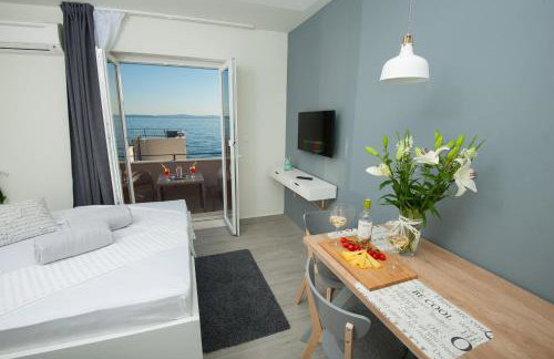 Seaside Luxury Suites - Photo 26