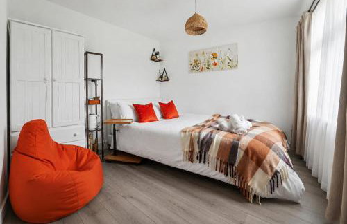 4BR Heathrow Base Free Parking Fast Wi-Fi - Foto 13