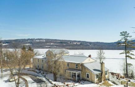 Historic & Secluded Estate on the Hudson River w/ Pool Sleeps 24 River House by Avantstay - Foto 109