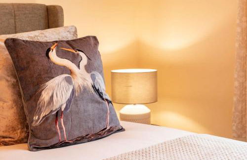 Great 3 bed Handbridge home Sleeps 6 EV Charger - Photo 12