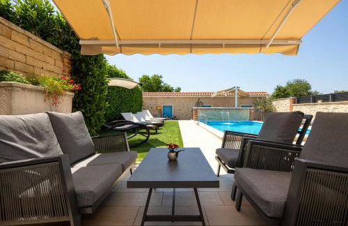 Villa Vision with Heated Pool & Jacuzzi in Sestanovac - Foto 29