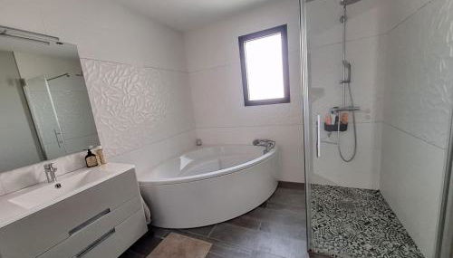 Parenthèse contemporaine - Élégance et nature - 15 min du Circuit des 24h - Foto 5, towels, Shower