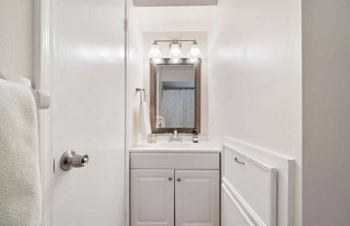 Covered Back Patio Covered Parking Game Room WIFI Smart TV's every room Washer & Dryer - Foto 19