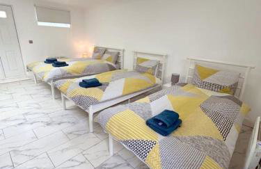 Large Open Plan Flat in Morden, South London - Photo 5