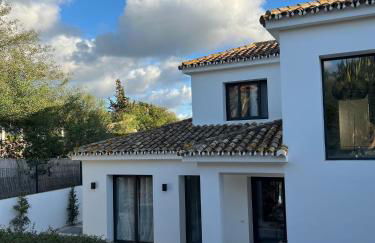 Marbella Bliss - Luxury 4-Bedroom VILLA with Garden, Private POOL & Jacuzzi, Marbesa near- 5 min to the Cabopino Beach - Photo 11