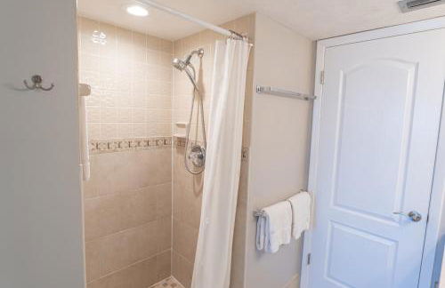 Luxury, Direct Oceanfront Unit and Balcony, Northeast Corner, Heated Pool, Garage Parking - Photo 20