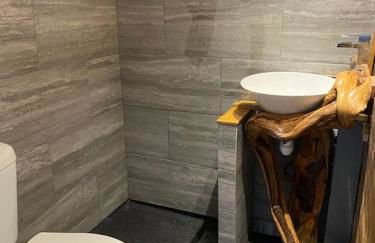 The Cwtch - Woodland cabin with country views! - Photo 12