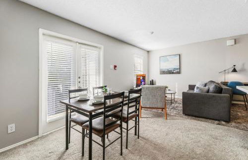 Sleek 2BR Stay with Pool, Gym, and Modern Comforts - Foto 7