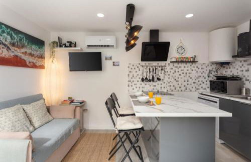 "Linda's Guest House" Beach House with Private Patio & Hot Tub, 3 Min from the Beach - Foto 24